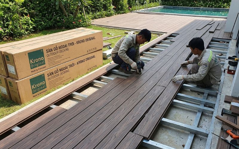 thi công sàn gỗ hồ bơi